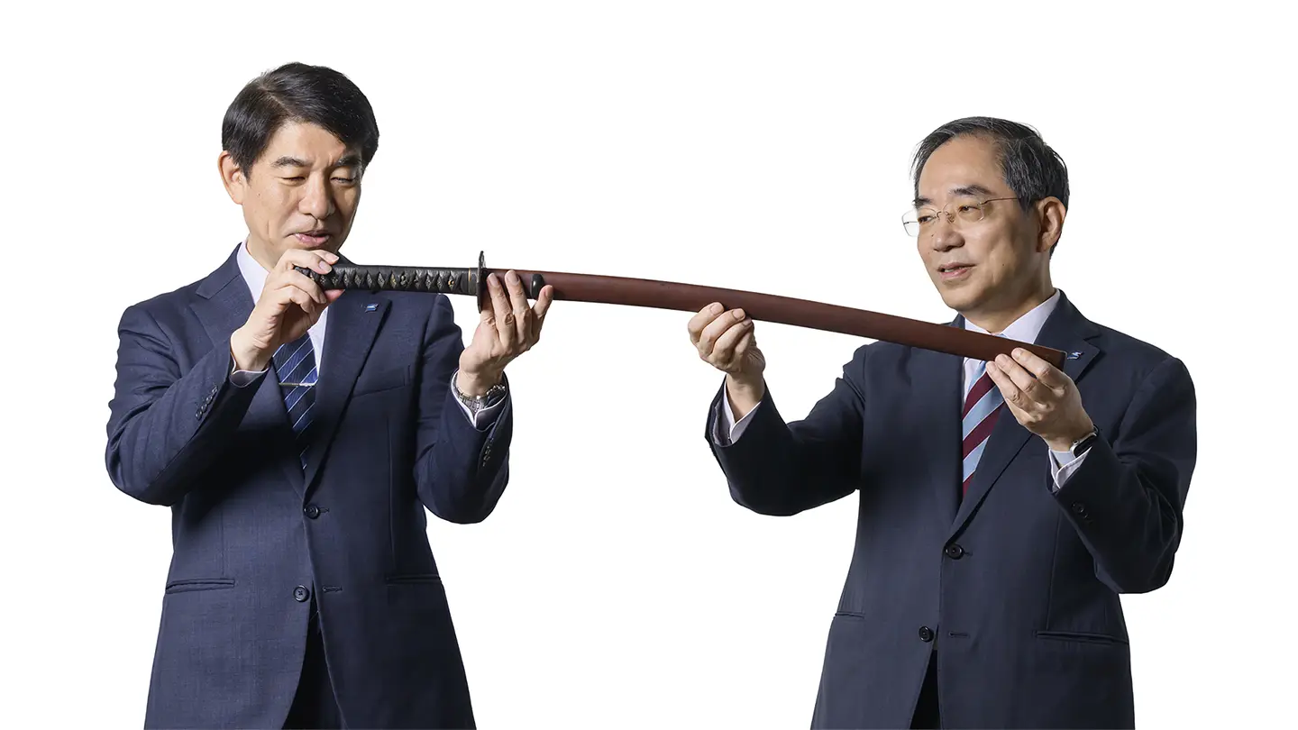 Portrait photography: President and CEO Ohtake (left) and President and CAO Tanaka (right)